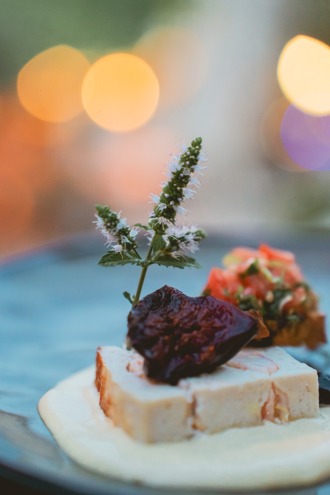 Assiette délicate aux herbes et légumes