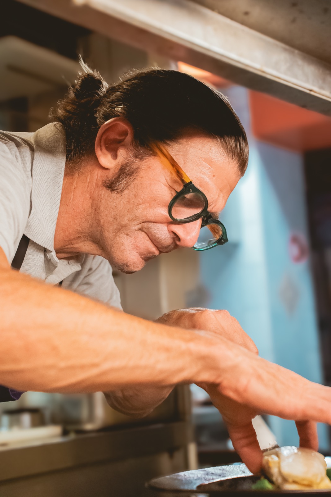 Chef en cuisine pendant le dressage