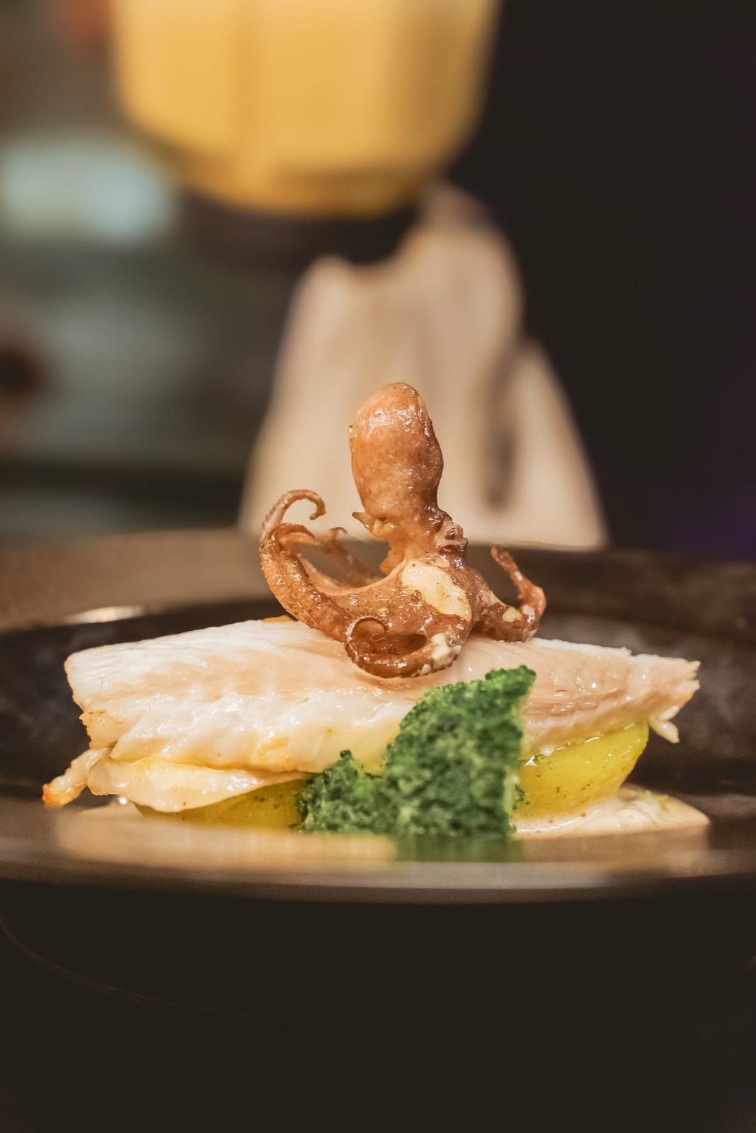 Poisson dressé avec des légumes verts